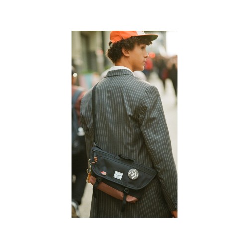 Сумка-мессенджер Herschel Cove из переработанного материала 22,5 л - сплошной черный