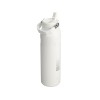 Бутылка для воды объемом 1,06 литра с откидной трубочкой Stanley IceFlow™ 2.0 - Frosted white
